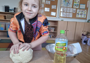 Dziewczynka wyrabia ciasto