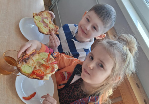 dzieci kosztują swoich wypieków