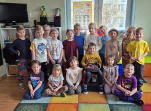 Antek w towarzystwie kolegów i koleżanek z grupy.