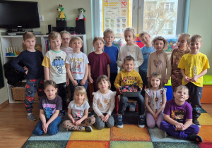 Antek w towarzystwie kolegów i koleżanek z grupy.