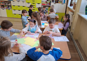 Dzieci wykonują pracę plastyczną.