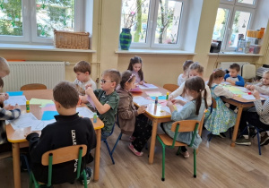 Dzieci wykonują pracę plastyczną.