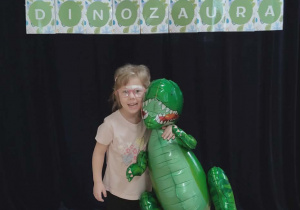 Dziewczynka z dinozaurem.