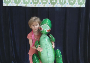 Dziewczynka z dinozaurem.