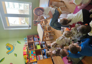 Pani Magda opowiada dzieciom proces wzrostu róży.