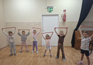 dzieci się rozciągają