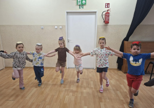 Dzieci ćwiczą z woreczkami gimnastycznymi