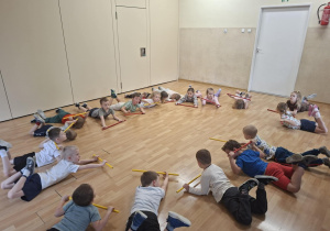 dzieci ćwiczą rozciąganie