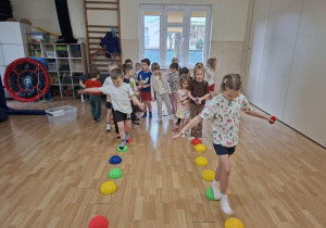 dzieci przechodzą tor przeszkód