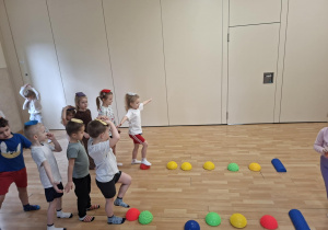 dzieci przechodzą tor przeszkód