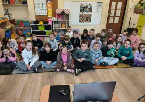 Dzieci oglądają film.