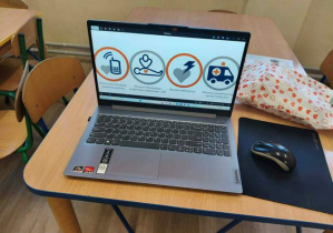 Dzieci oglądają film.