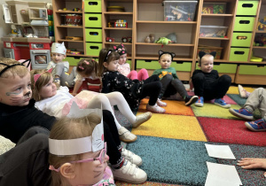 Dzieci ćwiczą na dywanie - kocią gimnastykę