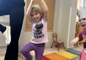 Celina ćwiczy na dywanie - kocią gimnastykę