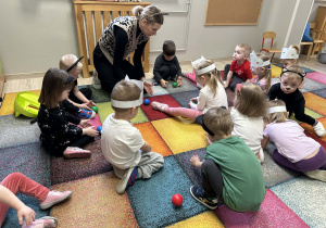 Zabawa "kłębkami" na dywanie