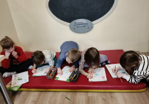 Dzieci kolorują wybrany obrazek według własnych odczuć.