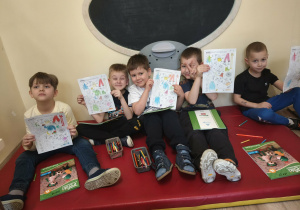 Dzieci prezentują swoje prace.