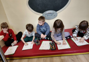 Dzieci kolorują wybrany obrazek według własnych odczuć.