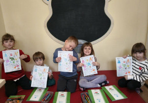 Dzieci prezentują swoje prace.