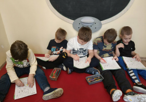 Dzieci kolorują wybrany obrazek według własnych odczuć.