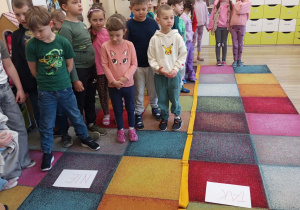 Dzieci biorą udział w quizie sprawdzajacym wiedzę, na temat udzielania pierwszej pomocy.