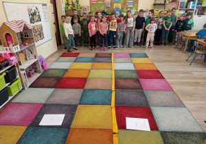 Dzieci biorą udział w quizie sprawdzajacym wiedzę, na temat udzielania pierwszej pomocy.