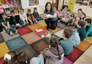 Dzieci poznają, co zawiera podręczna apteczka pierwszej pomocy.