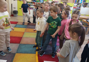 Dzieci biorą udział w quizie sprawdzajacym wiedzę, na temat udzielania pierwszej pomocy.