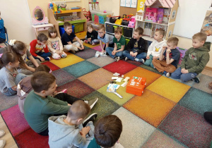 Dzieci poznają, co zawiera podręczna apteczka pierwszej pomocy.