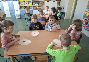 Dzieci podczas pracy stolikowej.