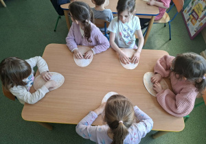 Dzieci podczas pracy stolikowej.