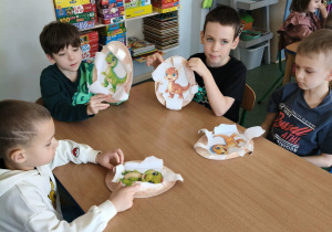 Dzieci podczas pracy stolikowej.