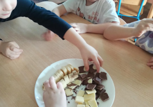 dzieci jedzą banany i czekoladę