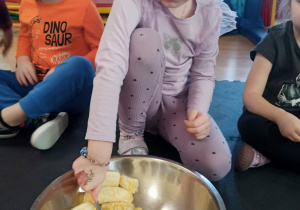 dziewczynka ugniata banany