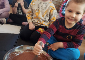 chłopiec miesza ciasto