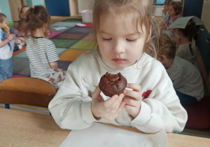 dziewczynka je babeczkę