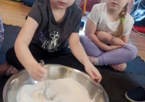 dziewczynka miesza ciasto