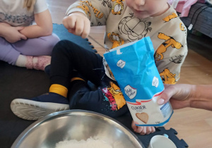 chłopiec dodaje cukier