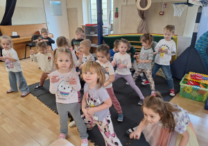 dzieci naśladują dinozaura