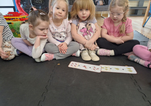 dziewczynki siedzą na macie