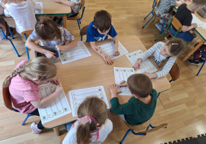 dzieci rysują szlaczki