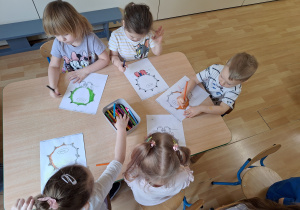 dzieci kolorują dinozaura