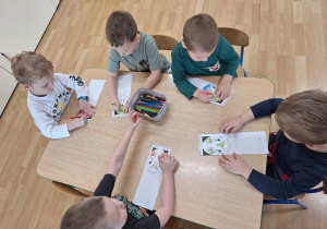 dzieci kolorują głowę dinozaura