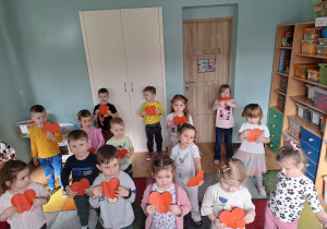 dzieci tańczą z serduszkami