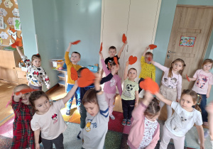 dzieci tańczą z serduszkami