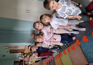 dzieci stoją przy serduszkach