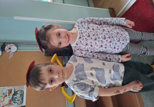 dzieci stoją z serduszkami na głowach