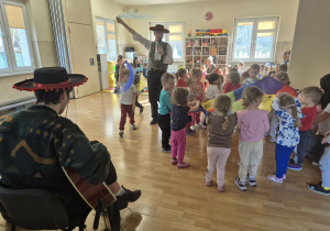 Dzieci bawią się z chustą animacyjną