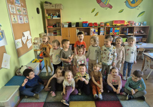 Solenizantka w otoczeniu koleżanek i kolegów