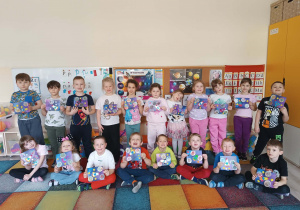 Dzieci prezentują wykonane przez siebie prace.